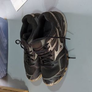 Mizuno volleyball shoes
